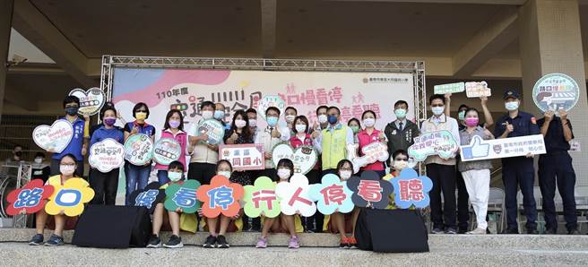 台南市长黄伟哲今天到东区大同国小进行交通安全宣导。(台南市教育局提供／曹婷婷台南传真)