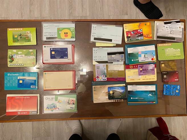 警方查扣大批存折、提款卡、现金10万余元等赃证物。（翻摄照片／林郁平台北传真）