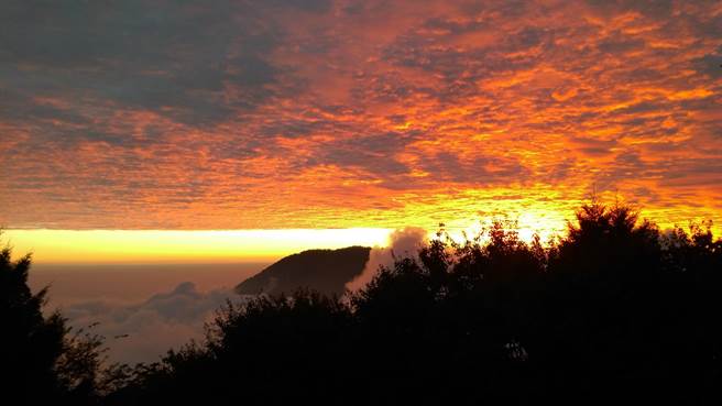 大雪山游客服务中心观景台晚霞。（东势林管处提供／王文吉台中传真）