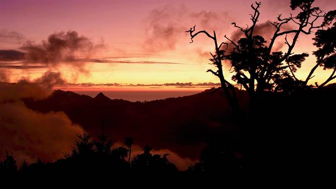 大雪山游客服务中心观景台夕阳。（东势林管处提供／王文吉台中传真）