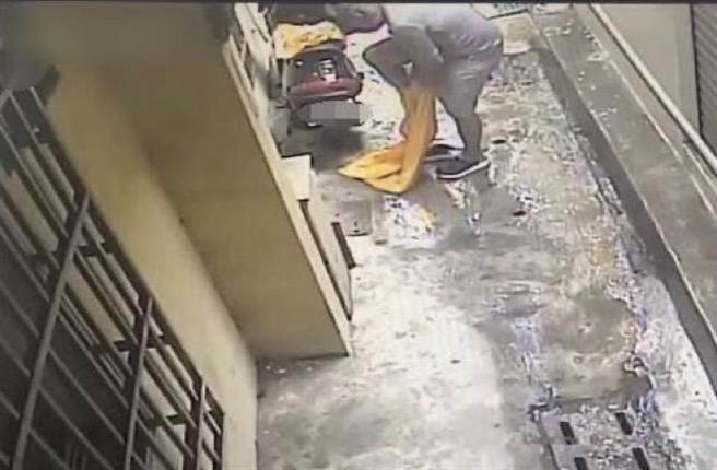 綽號阿維的男子日前到左營區偷竊機車，他特地換穿雨衣，但未料此舉遭監視器拍下。（翻攝照片／林瑞益高雄傳真）