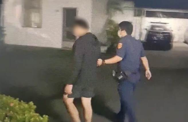 綽號阿維的男子（左）日前到左營區偷竊機車，警方循線找到他到案說明。（翻攝照片／林瑞益高雄傳真）