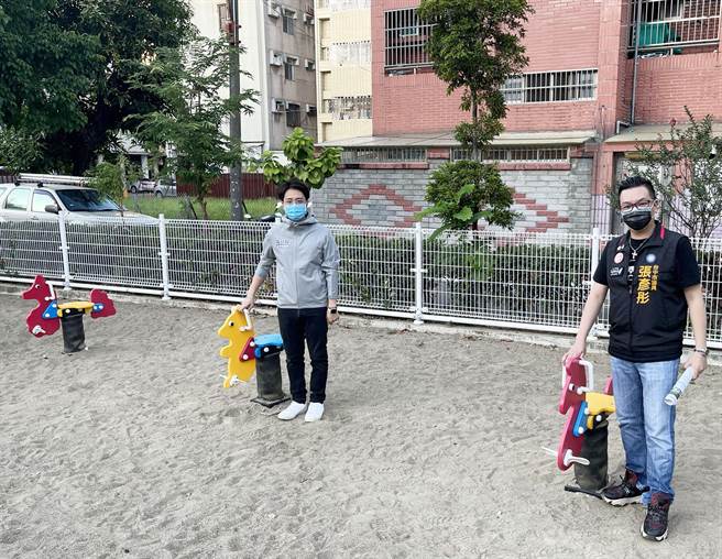 市议员张彦彤及罗廷玮今日到东升公园会勘，发现公园改造后只剩3座摇摇马，当地的妈妈戏称变成用围栏包围住的「赛马场」。（市议员罗廷玮提供）