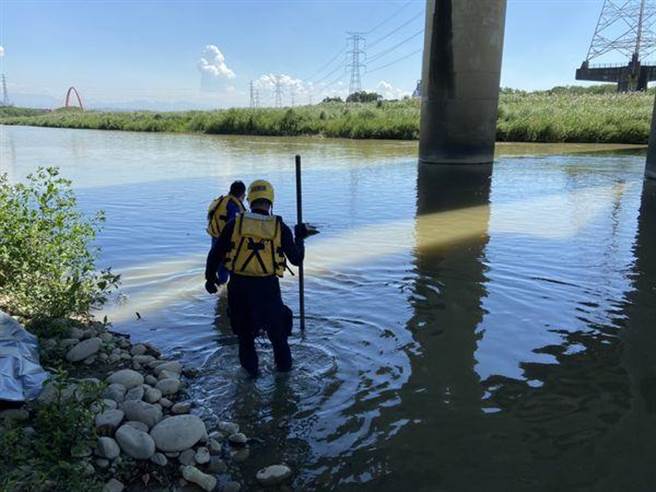 烏日高鐵橋下筏子溪今早驚見浮屍，為年約80歲女性。（圖／民眾提供）
