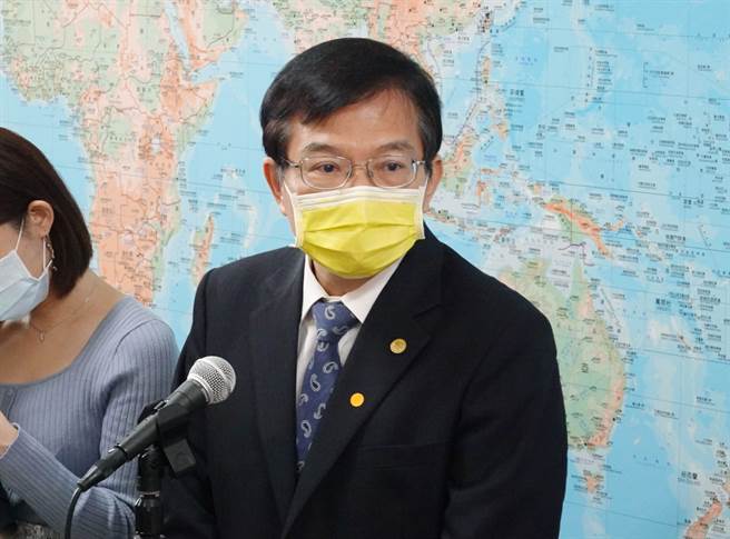 拋出「環島高鐵」而遭外界質疑是畫大餅的交通部長王國材27日在立法院表示，日本新幹線如果當時沒有在本州留下端末站延伸空間，今天也不會有九州到北海道的新幹線，宜蘭跟屏東端末站一定要留下未來可以延伸的空間，軌道設計不應該在某地被阻擋，才有逐漸環島的可能性。（姚志平攝）