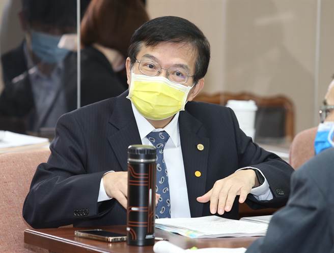 拋出「環島高鐵」而遭外界質疑是畫大餅的交通部長王國材27日在立法院表示，日本新幹線如果當時沒有在本州留下端末站延伸空間，今天也不會有九州到北海道的新幹線，宜蘭跟屏東端末站一定要留下未來可以延伸的空間，軌道設計不應該在某地被阻擋，才有逐漸環島的可能性。（姚志平攝）