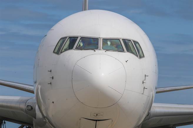 日本捐赠的第6批30万剂AZ疫苗27日上午运抵台湾，日本航空公司的机师在要进入停机坪时，也亲切地向拍摄媒体挥手致意。（陈麒全摄）