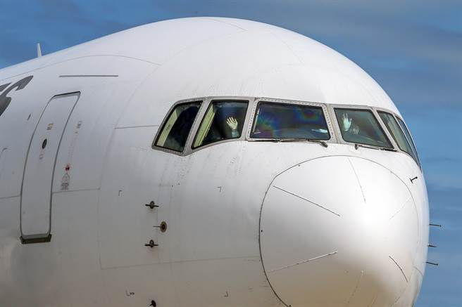 日本捐赠的第6批30万剂AZ疫苗27日上午运抵台湾，日本航空公司的机师在要进入停机坪时，也亲切地向拍摄媒体挥手致意。（陈麒全摄）