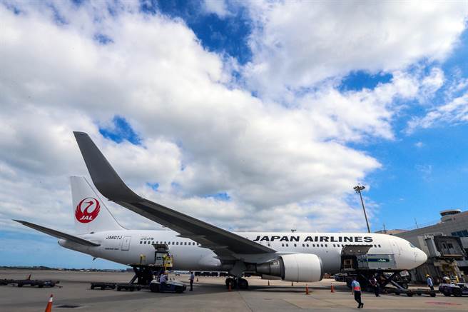 日本捐赠的第6批30万剂AZ疫苗27日上午运抵台湾，30万剂疫苗分装在1大2小的冷链温控柜。（陈麒全摄）