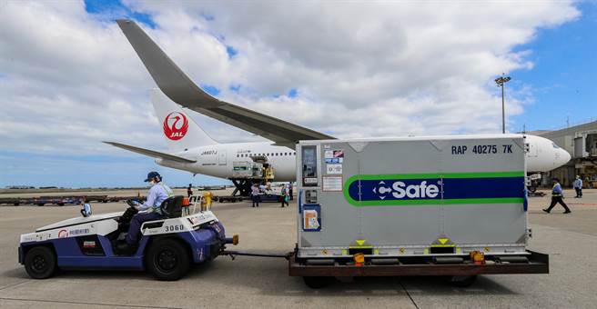 日本捐赠的第6批30万剂AZ疫苗27日上午运抵台湾，30万剂疫苗分装在1大2小的冷链温控柜。（陈麒全摄）