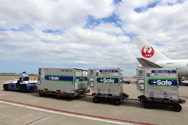 日本捐赠的第6批30万剂AZ疫苗27日上午运抵台湾，30万剂疫苗分装在1大2小的冷链温控柜。（陈麒全摄）