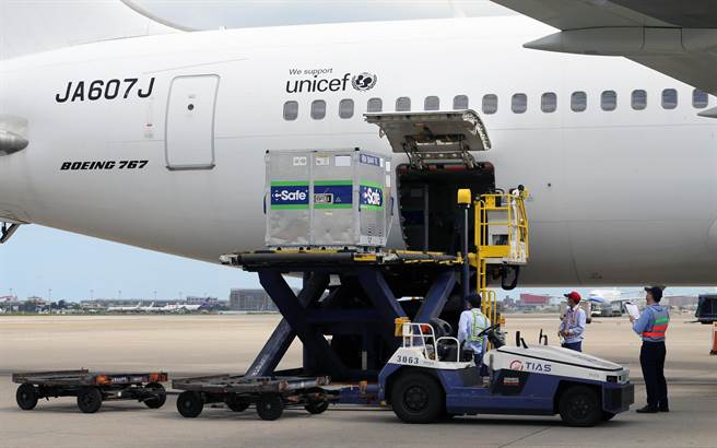 日本捐赠的第6批30万剂AZ疫苗27日上午运抵台湾，30万剂疫苗分装在1大2小的冷链温控柜。（陈麒全摄）