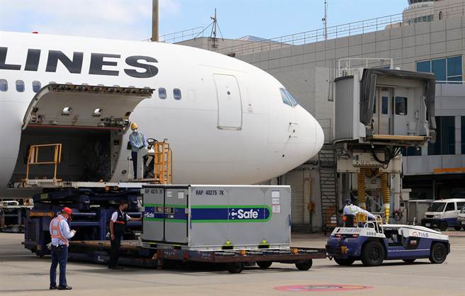 日本捐赠的第6批30万剂AZ疫苗27日上午运抵台湾，30万剂疫苗分装在1大2小的冷链温控柜。（陈麒全摄）