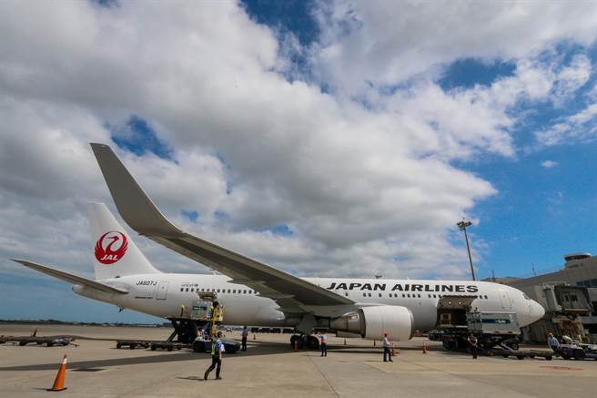 日本捐赠的第6批30万剂AZ疫苗27日上午运抵台湾，30万剂疫苗分装在1大2小的冷链温控柜。（陈麒全摄）