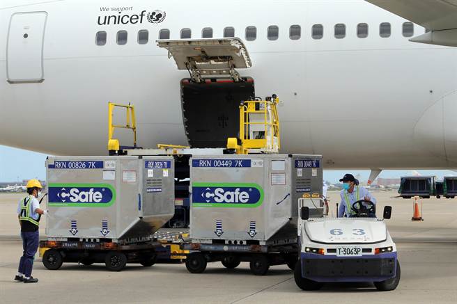 日本捐赠的第6批30万剂AZ疫苗27日上午运抵台湾，30万剂疫苗分装在1大2小的冷链温控柜。（陈麒全摄）