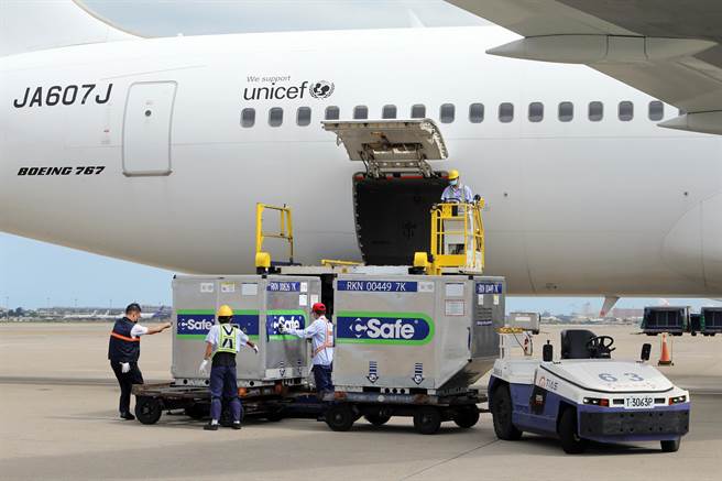 日本捐赠的第6批30万剂AZ疫苗27日上午运抵台湾，30万剂疫苗分装在1大2小的冷链温控柜。（陈麒全摄）