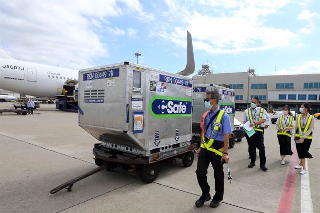 日航地勤人员上前确认冷链温控柜温度保持在运送的正常值后，才由拖车送往仓储中心。（陈麒全摄）