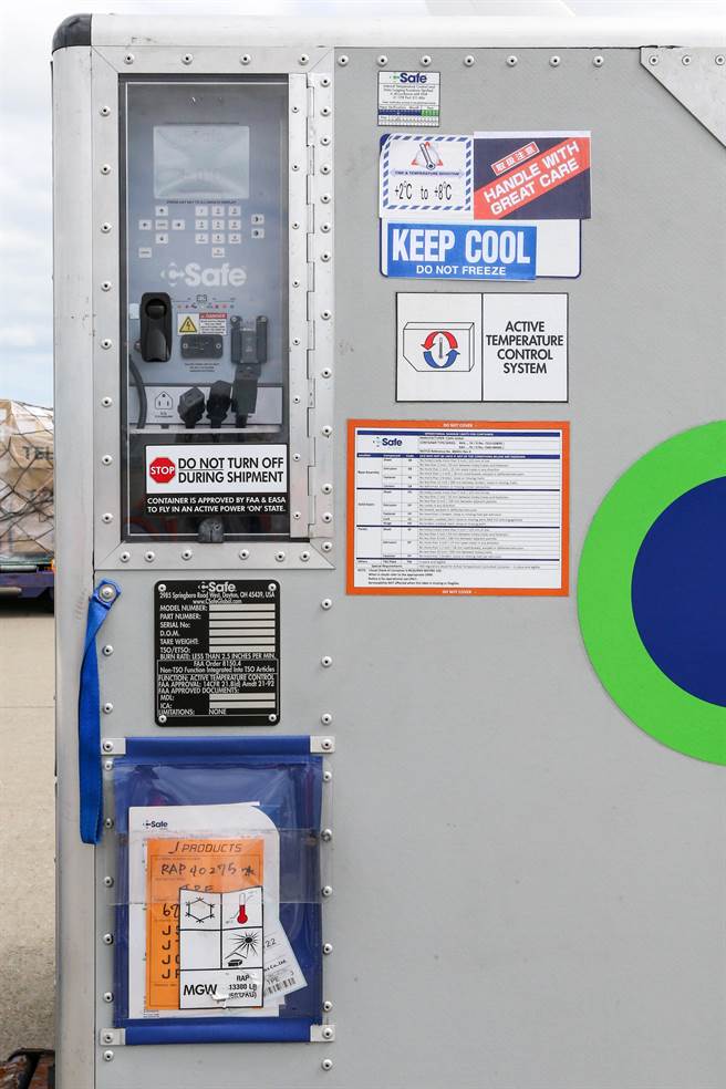 图为冷链温控柜上的温度显示控制面板。（陈麒全摄）