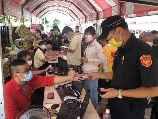 27日彰化县北斗警察志工中队以及慈化慈善会等团体，在北斗分局前举办捐血活动，在副分局长陈桂彬等人的号召下，吸引不少民眾挽起袖子捐出热血。（北斗分局提供／吴建辉彰化传真）