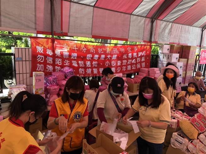 活动上午9点开始不到中午就破百袋，北斗分局副分局长陈桂彬说，热血不仅能保卫家园，更能拯救生命，也祈盼全体民眾能发挥爱心，一同捐出热血。（北斗分局提供／吴建辉彰化传真）