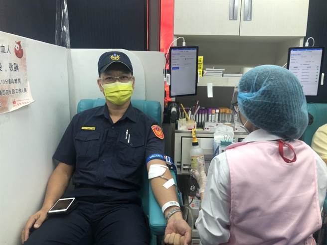 北斗分局五组组长刘晃闻也捐出热血。（北斗分局提供／吴建辉彰化传真）