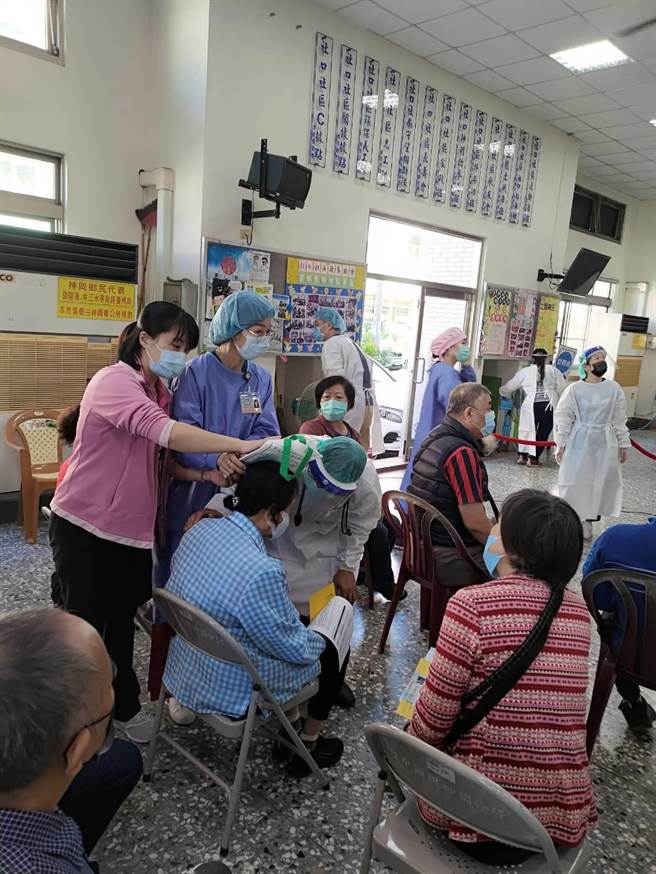 台中市神冈区社口活动中心疫苗快打站发生吊扇砸伤妇人意外。（读者提供／王文吉台中传真）