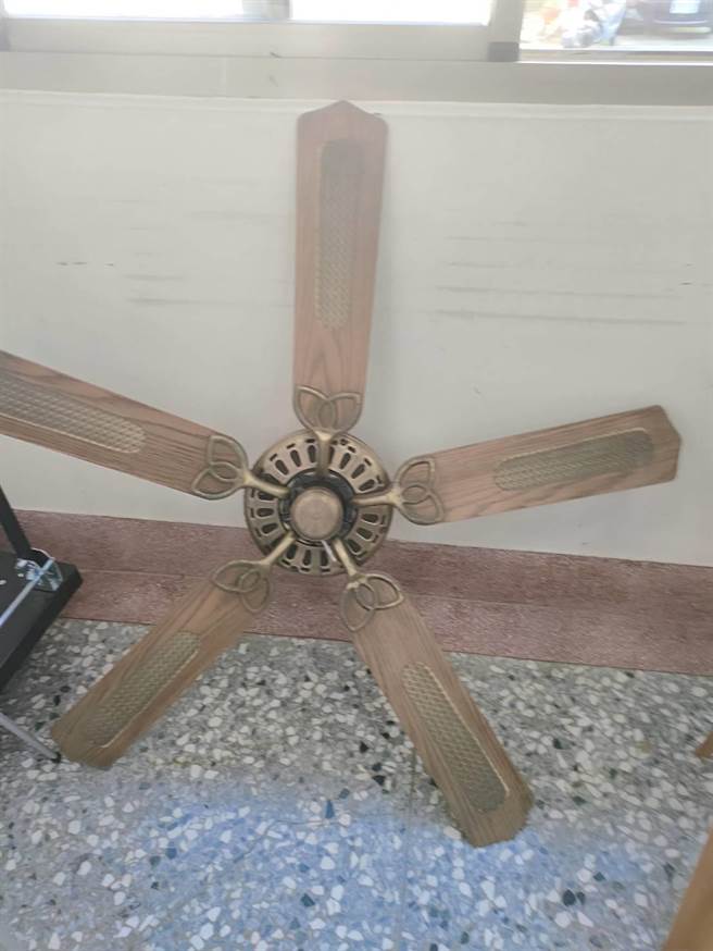 社口活动中心疫苗快打站发生吊扇砸伤妇人意外。（读者提供／王文吉台中传真）