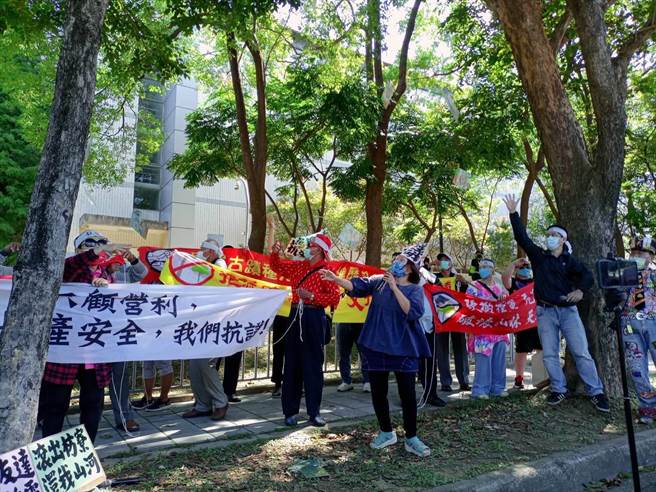 屏東縣議員蔣月惠率團到新竹科學園區向業者抗議，希望擋下光電開發案。（邱立雅攝）