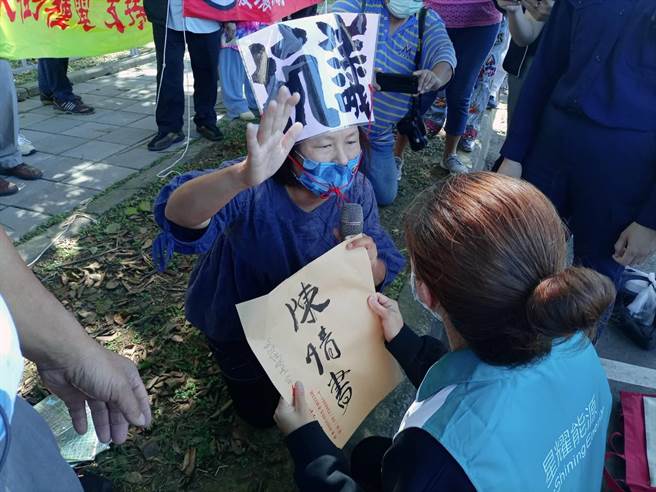 屏東縣議員蔣月惠（左）在抗議現場當場向能源公司代表下跪，遞上陳情書。（邱立雅攝）