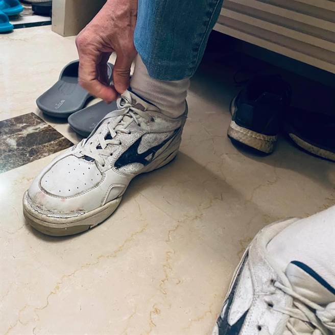 国民党立委陈以信PO出马英九平时穿的鞋，表示不信他会贪污背信图利。（图／摘自陈以信脸书）