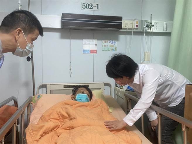 台中市長盧秀燕（右）27日赴澄清醫院探視傷者，表示對暴力者，嚴懲不貸。（台中市政府提供／張妍溱台中傳真）