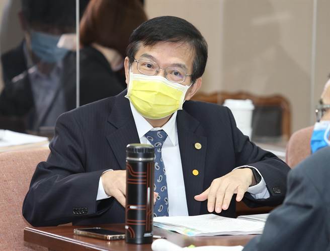 拋出「環島高鐵」而遭外界質疑是畫大餅的交通部長王國材27日在立法院表示，日本新幹線如果當時沒有在本州留下端末站延伸空間，今天也不會有九州到北海道的新幹線，宜蘭跟屏東端末站一定要留下未來可以延伸的空間，軌道設計不應該在某地被阻擋，才有逐漸環島的可能性。（姚志平攝）