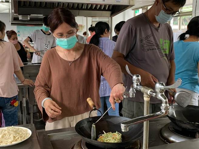 （學員阿貞術科實作練習。圖／發展署提供）
