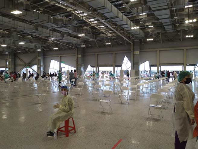 医师姜冠宇分享疫苗接种站的画面，即便是在热门的接种时段，好几排座位都空着。（图／翻摄自姜冠宇脸书）