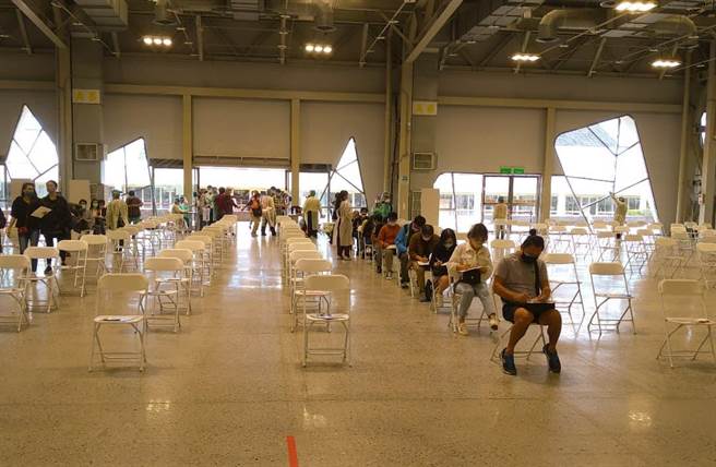 疫苗接种站看起来很冷清，民眾零零落落的抵达。（图／翻摄自姜冠宇脸书）