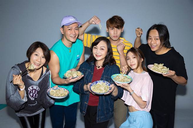 郑怡带水饺探班郎祖筠、林俊逸、冯秉轩、陈苇廷、赖铭伟等演员。（星光娱乐提供）