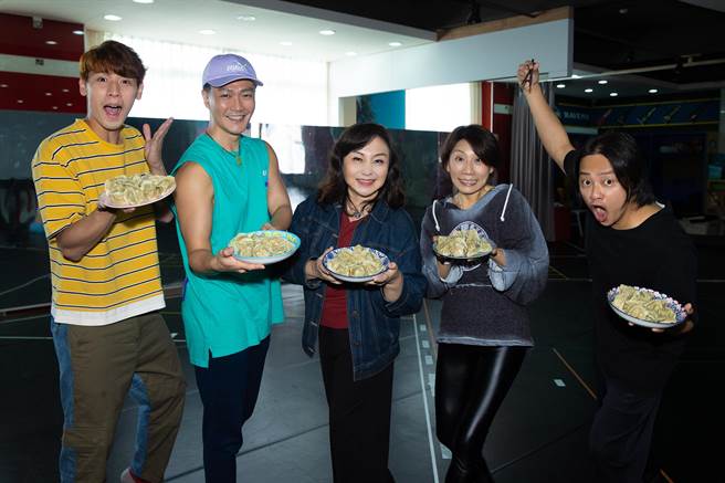 郑怡带水饺探班冯秉轩、林俊逸、郎祖筠、赖铭伟等演员。（星光娱乐提供）