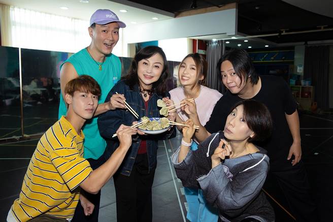 郑怡带水饺探班冯秉轩、林俊逸、陈苇廷、郎祖筠、赖铭伟等演员。（星光娱乐提供）