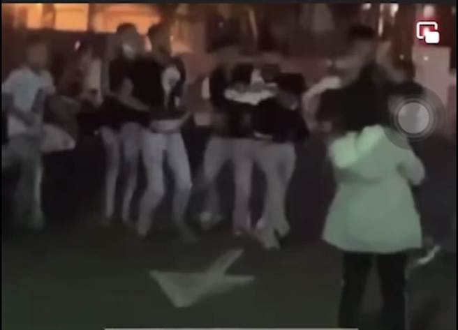 台中市大甲體育場發生高中生打群架事件。（摘自臉書社團《我愛大甲2》）