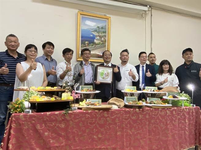 中华医大餐旅系健康乐活餐厅获农粮署「台湾米标章」认证。（曹婷婷摄）