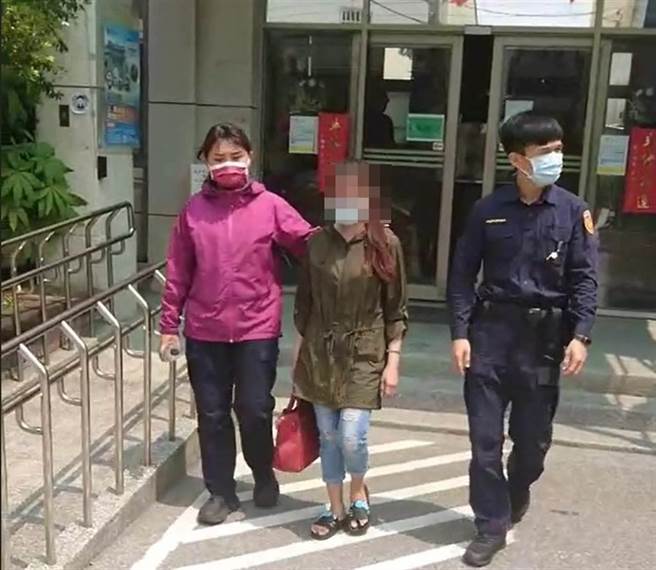 面容清秀姣好的冯女（中）将黄男命根子一刀两断之后，主动向警方投案自首。（资料照）