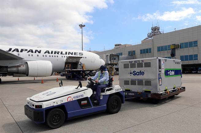 日本捐赠的第6批30万剂AZ疫苗27日上午运抵台湾，30万剂疫苗分装在1大2小的冷链温控柜。（陈麒全摄）