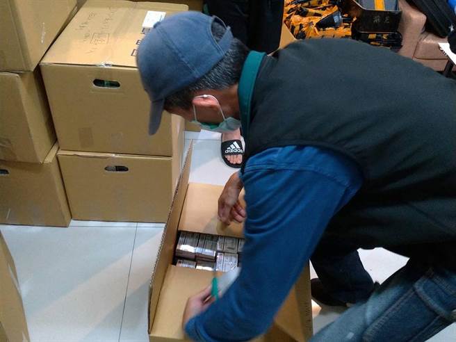 宜蘭縣調站會同宜蘭縣衛生局查獲電子菸品，市值約650萬元。（宜蘭縣調查站提供／李忠一宜蘭傳真）