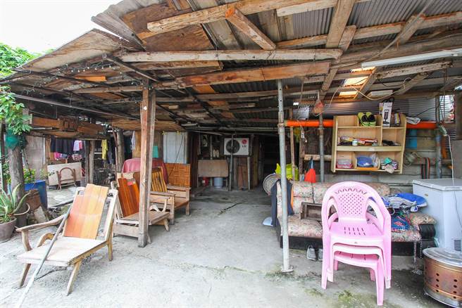 自强、花东新村两个聚落，因年久失修、漏水频传，聚落居民争取就地重建。（台中市政府提供）