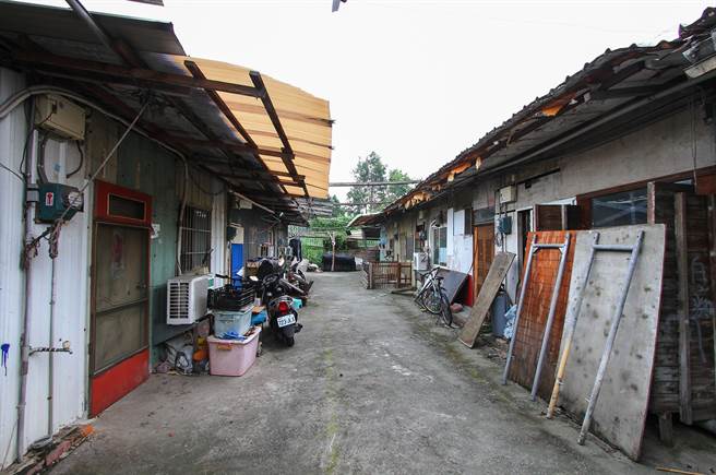 自强、花东新村两个聚落，因年久失修、漏水频传，聚落居民争取就地重建。（台中市政府提供）