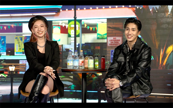 娄峻硕配合吴卓源买了整套皮衣皮裤。（KKFARM提供)