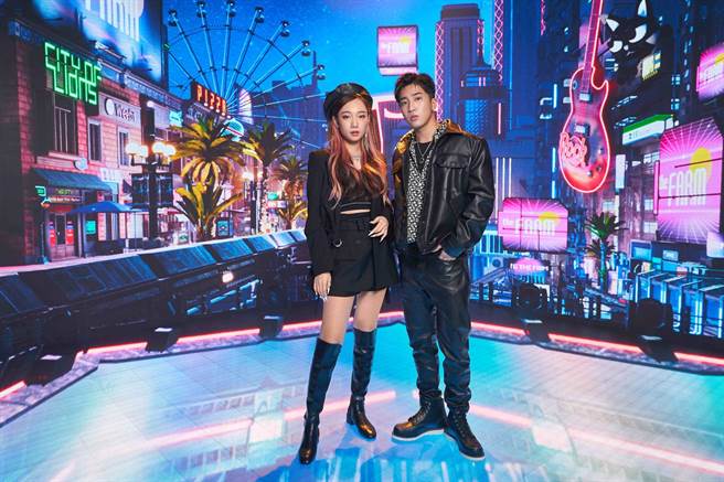 娄峻硕配合吴卓源买了整套皮衣皮裤。（KKFARM提供)