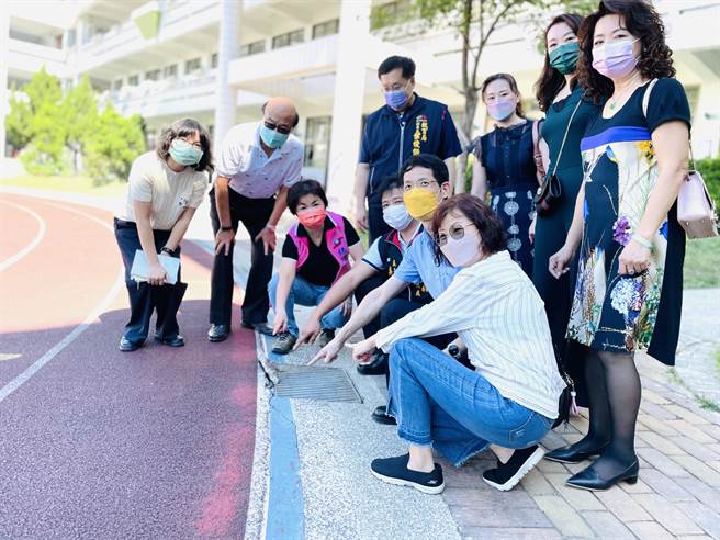 立委楊瓊瓔邀集相關單位會勘大明國小操場跑道。（王文吉攝）
