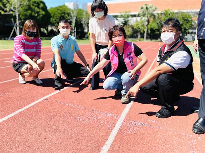 大雅區上楓國小PU跑道破損嚴重，立委楊瓊瓔爭取修繕經費。（王文吉攝）