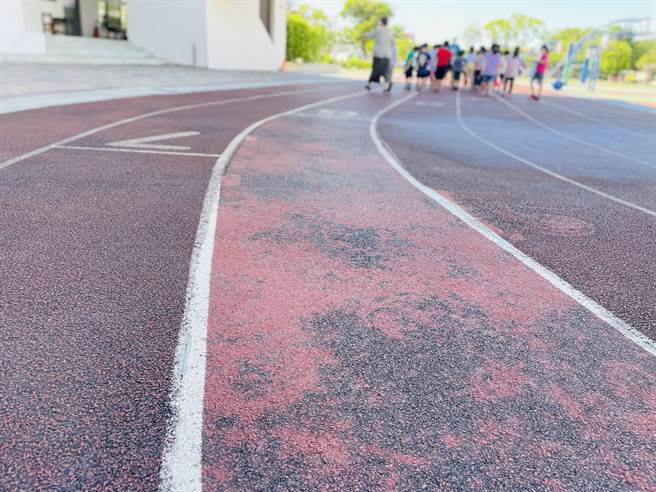 大雅區大明國小PU跑道鋪面耗損嚴重，學生運動容易滑倒。（王文吉攝）